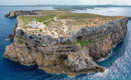 Divoké útesy mysu Cavalleria s majákem strážícím pobřeží Menorky