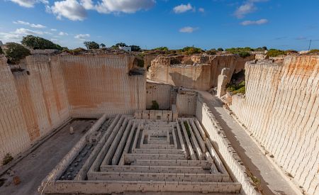 Bývalý vápencový lom Lithica s kamenným labyrintem na Menorce