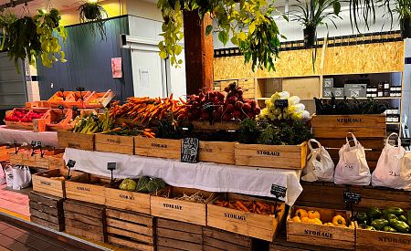 Stánek s čerstvým ovocem a zeleninou na trhu English Market v irském Corku