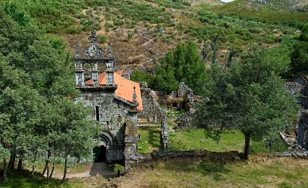 Ruiny kláštera Santa Maria das Júnias v portugalském národním parku Peneda-Gerês