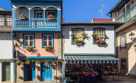 Typický portugalský dům v malebných uličkách města Chaves