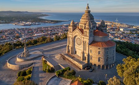 Majestátní bazilika Santa Luzia s výhledem na město Viana do Castelo v Portugalsku