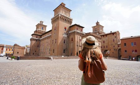 Pohled na vodní hrad Estense v italském městě Ferrara