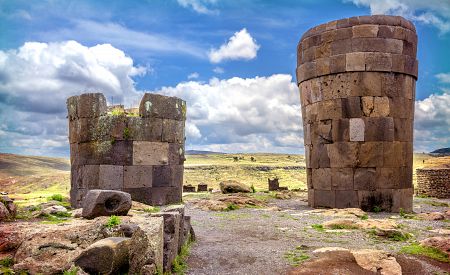Pohřební věže zvané chullpas v peruánském archeologickém nalezišti Sillustani