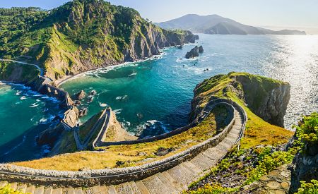 Schodiště vedoucí k ostrůvku San Juan de Gaztelugatxe na baskickém pobřeží ve Španělsku