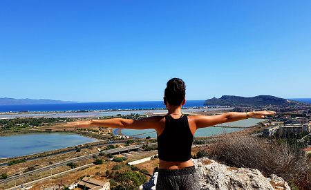 Krásný výhled na Cagliari a místní solné mokřady z Monte Urpinu na Sardinii