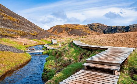 Říčka v islandské geotermální oblasti Reykjadalur s možností koupání