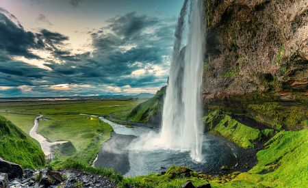 Vodopád Seljalandsfoss pod sopkou Eyafjallajökull na Islandu
