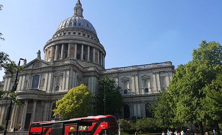 St. Paul's Cathedral s červeným doubledeckerem v Londýně v Anglii