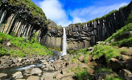 Islandský vodopád Svartifoss na pozadí čedičových sloupů