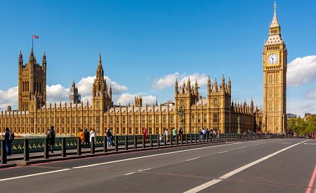 Monumentální Houses of Parliament (Westminsterský palác) v britské metropoli Londýn