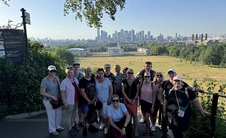 Skupina našich cestovatelů ve čtvrti Greenwich v Londýně
