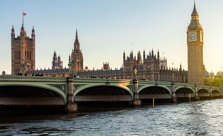 Majestátní budova Houses of Parliament v Londýně při západu slunce