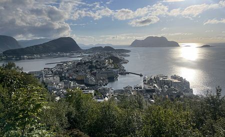 Město Alesund v Norsku v celé své kráse z vyhlídky nad městem