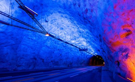 Krásně nasvícený Laerdalský tunel v Norsku