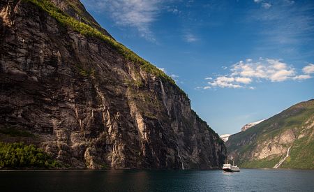 Vyhlídková plavba lodí po Geirangerfjordu v Norsku