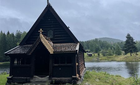 Dřevěný kostel (tzv. stavkirke) ve skanzenu Maihaugen v Norsku
