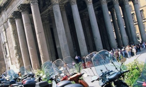 Zaparkované skútry před Pantheonem