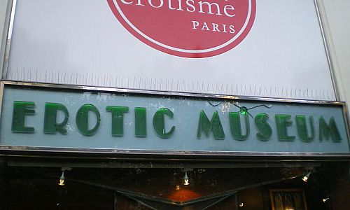 Muzeum erotiky se nachází ve čtvrti Pigalle mezi záplavou sexshopů a erotických show