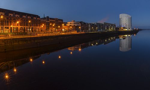 Večerní, osvětlený Limerick