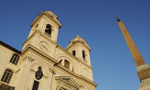 Kostel, jehož celý název zní Santissima Trinità al Monte Pinco