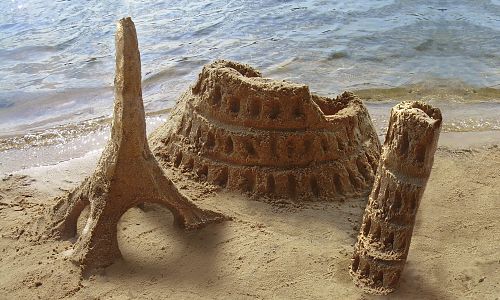 Na pláži poblíž Říma si v létě můžete z pískun postavit třeba Koloseum