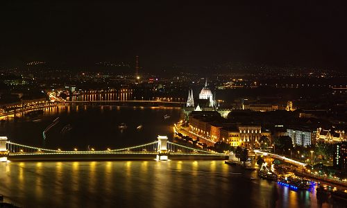 Večerní osvětlená Budapešť