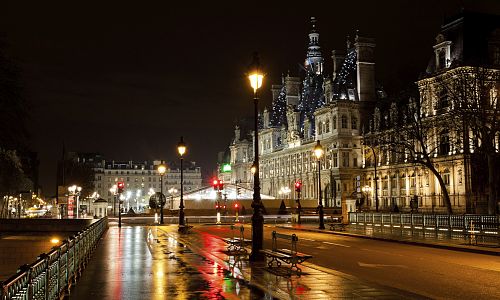 Noční Paříž po dešti