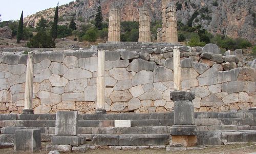 Pohled na zbylé sloupy chrámu boha Apollóna