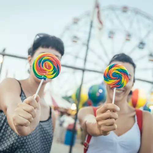 Užívání si pouťové atmosféry a relax na plážích Coney Island