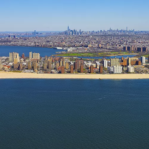 Užívání si pouťové atmosféry a relax na plážích Coney Island