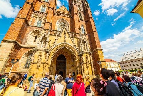 Wroclawská katedrála je v porovnání s našimi klienty opravdu majestátní.