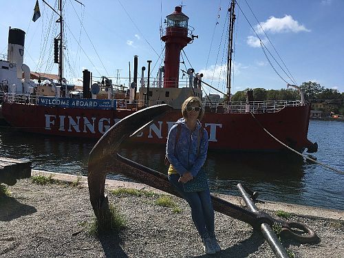 Nábřežní pohled na historickou loď ve Stockholmu