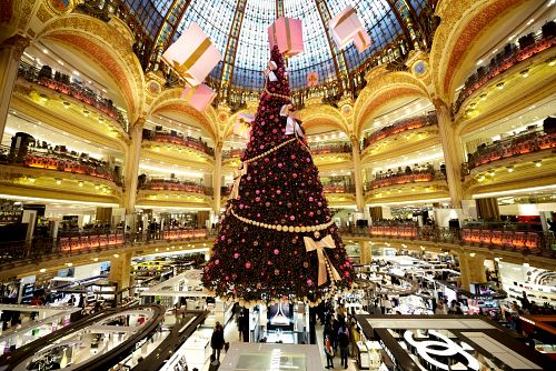 Galeries Lafayette jsou proslulé svou opulentní vánoční výzdobou.