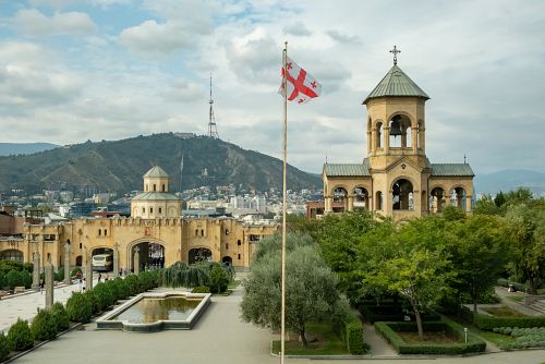 Architekturu a hory v Tbilisi
