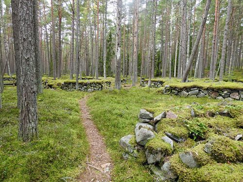 Chátrající objekty na ostrově Naissaar