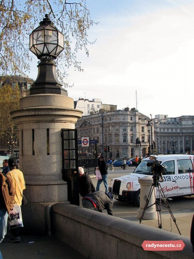 Policejní stanice na Trafalgarském náměstí je vskutku malinká