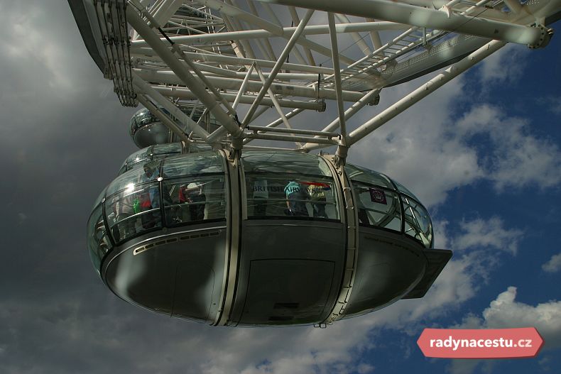 Kabinky London Eye pojmou 25 pasažérů