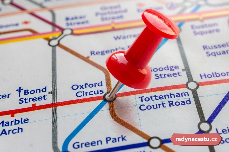 U stanice metra Oxford Circus najdete slavnou nákupní ulici Oxford Street