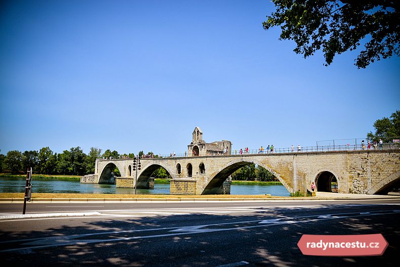 K Avignonskému mostu se váže známá píseň