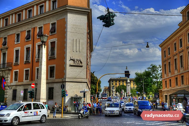 Doprava v Římě se neobejde bez troubení