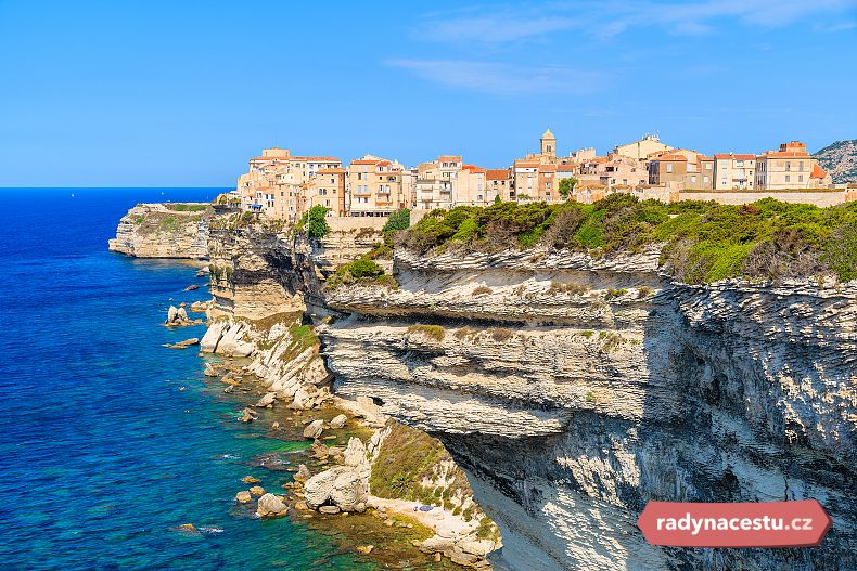 Korsika je označována jako „ostrov krásy“ nebo „perla Středomoří“