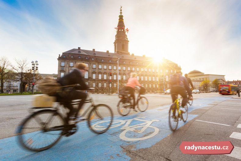 Zámek Christiansborg a nejtypičtější kodaňský dopravní prostředek – kolo