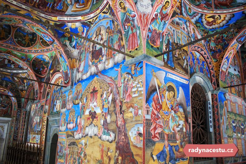 Barevná fresková výzdoba kostela svaté Bohorodičky 