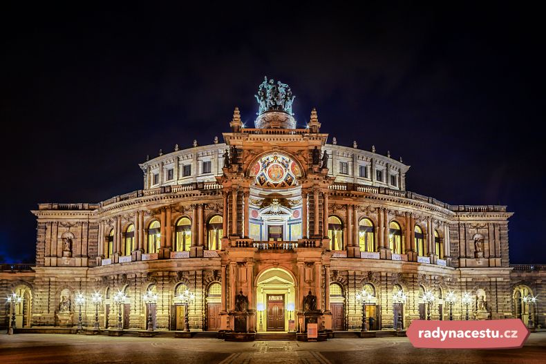 Osvícená budova opery