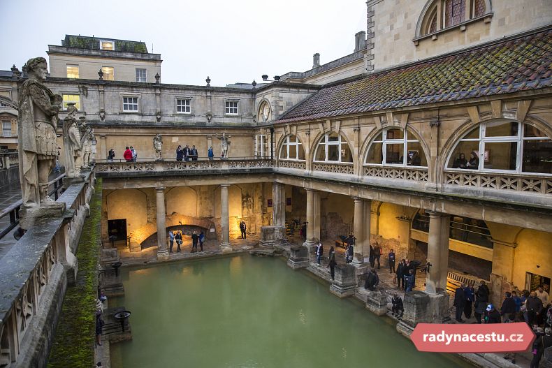 Great Bath, 1,6 metrů hluboký bazén, je naplněn – stejně jako v antice – horkou vodou.