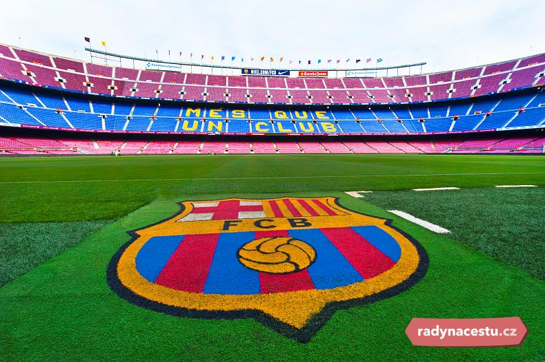 Znak FC Barcelona na trávníku Camp Nou