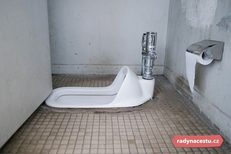 Tradiční japonský záchod v zemi