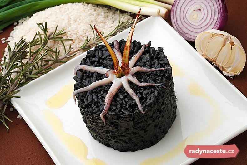 Černé rizoto s kousky sépie