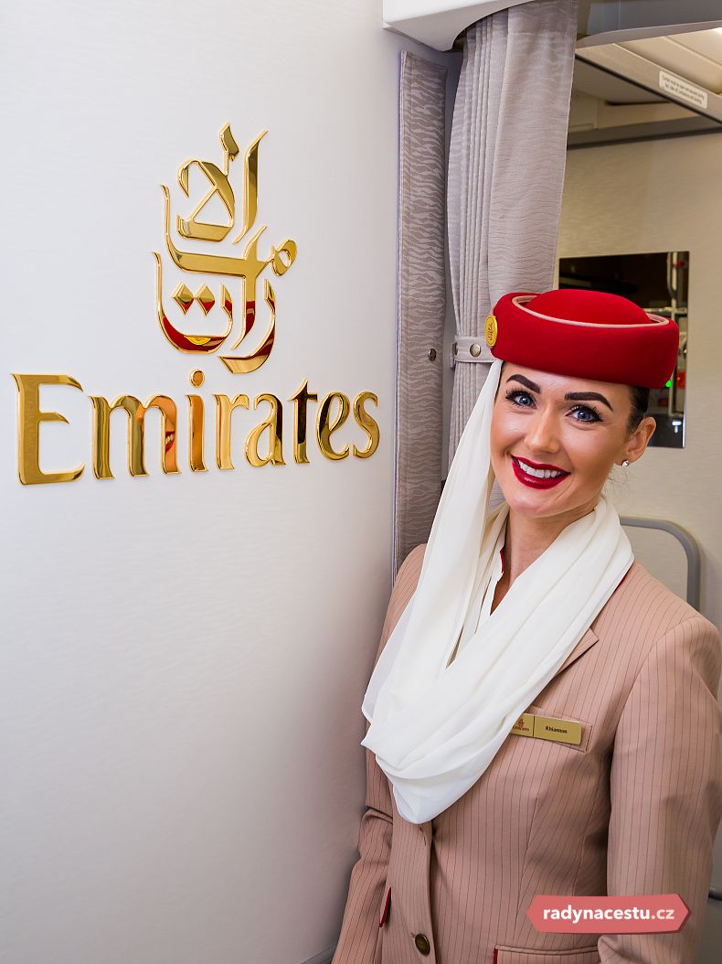 Krásné uniformy letušek společnosti Emirates